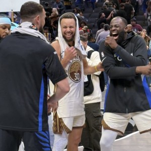 世界杯客户端更新下载-老伙计！库里、克莱、追梦赛后场边聚首 三人有说有笑非常开心