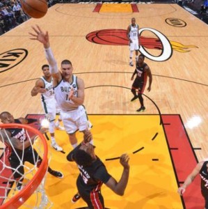 世界杯手机观看软件下载-【观察】从1比4到4比0！不到1年，雄鹿经历了什么？